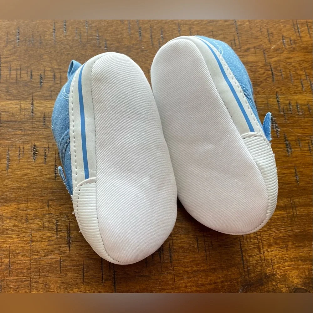 •EUC•Carter’s 0-3 Month Shark Crib Shoes